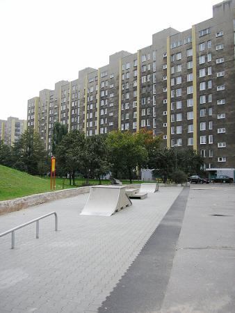 skate-park przed budynkiem Ostrobramska 82