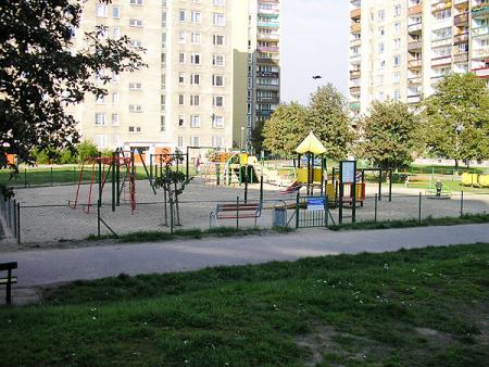 plac zabaw przed budynkiem Łukowska 8