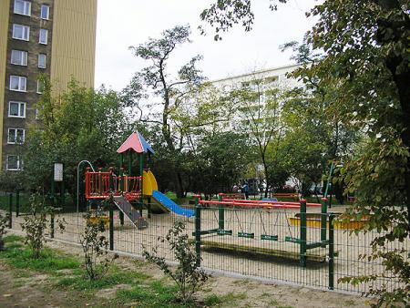 plac zabaw przy budynku Komorska 8